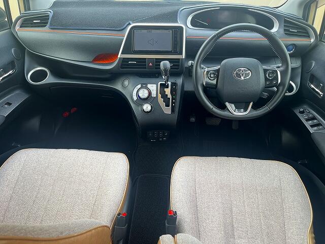 Toyota Sienta 4