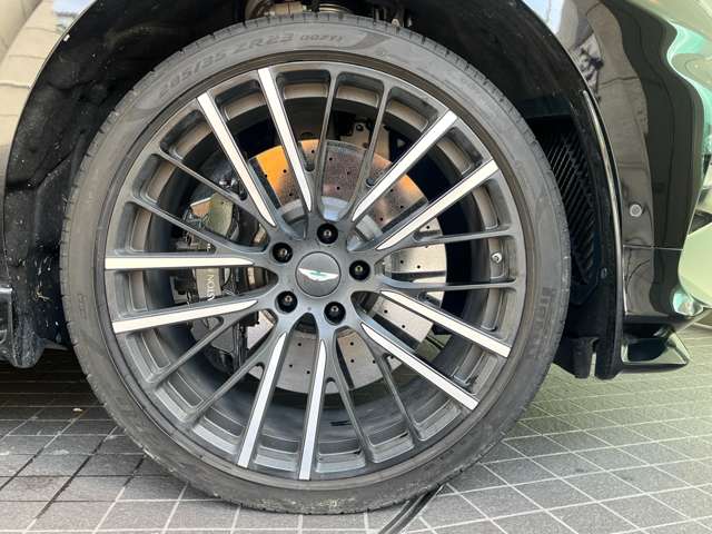Aston Martin DBX 11