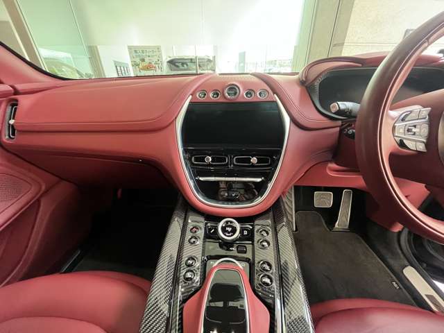 Aston Martin DBX 12