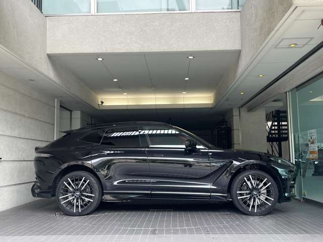 Aston Martin DBX 2