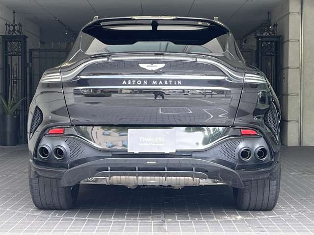 Aston Martin DBX 4