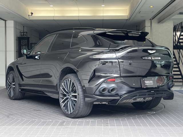 Aston Martin DBX 5
