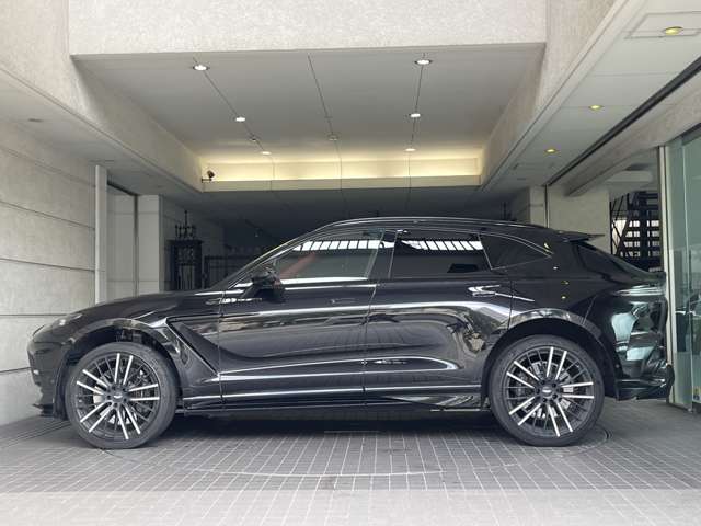 Aston Martin DBX 6