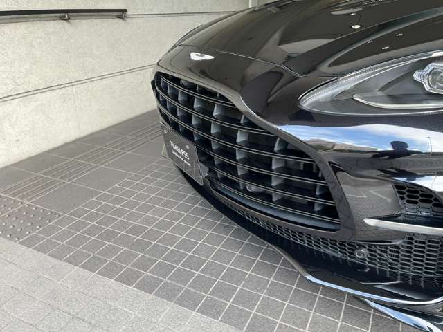 Aston Martin DBX 8
