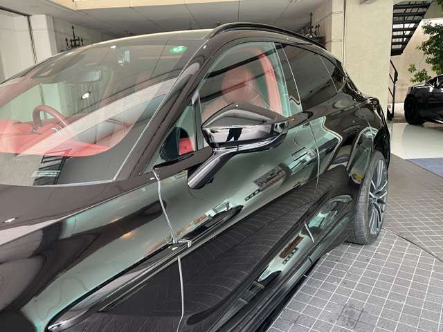 Aston Martin DBX 9