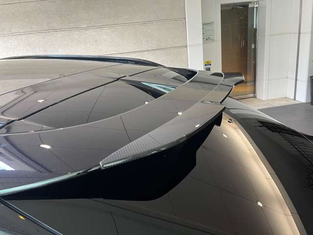 Aston Martin DBX 10