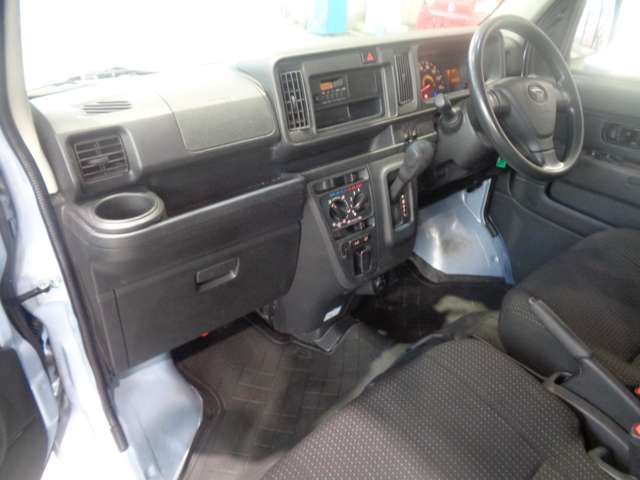 Daihatsu Hijet Cargo 12
