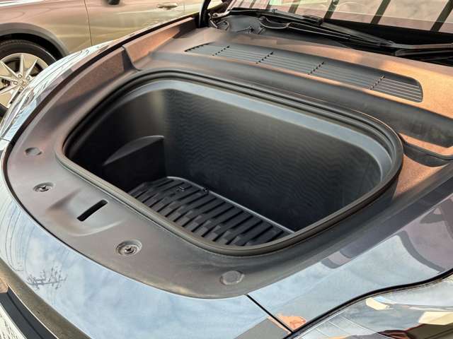 Tesla Model Y 8