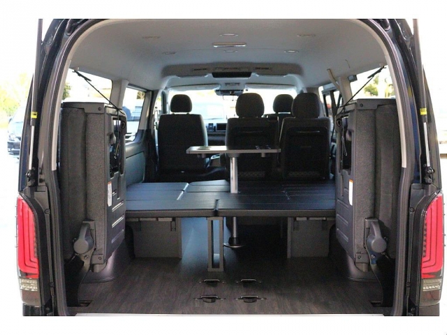 Toyota Hiace 4