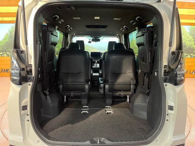 Toyota Voxy 11
