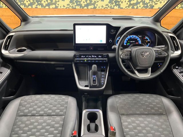 Toyota Voxy 2