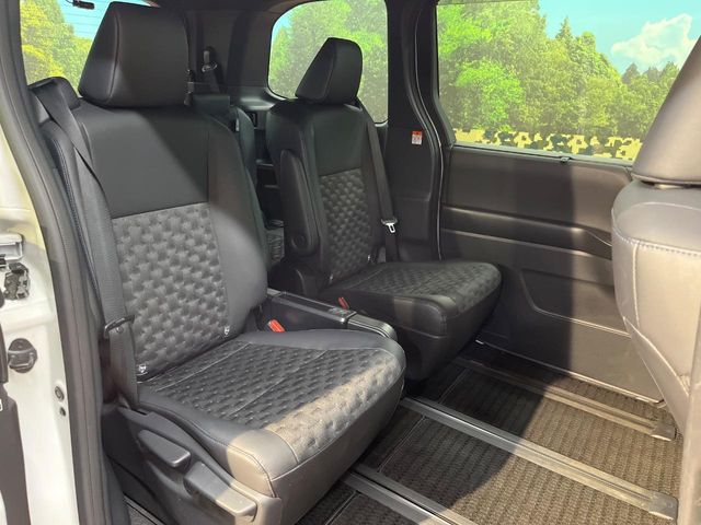 Toyota Voxy 9
