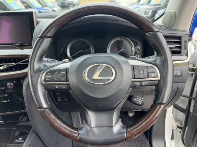 Lexus LX 12