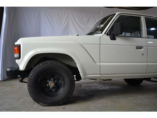 Toyota Land Cruiser 60 2