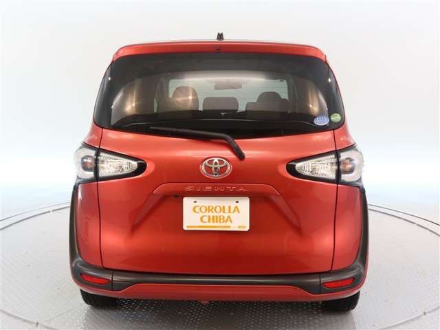 Toyota Sienta 4