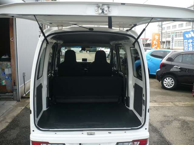 Daihatsu Hijet Cargo 12