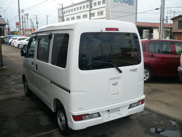 Daihatsu Hijet Cargo 2