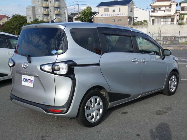 Toyota Sienta 11