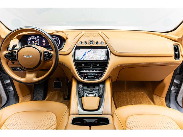 Aston Martin DBX 2