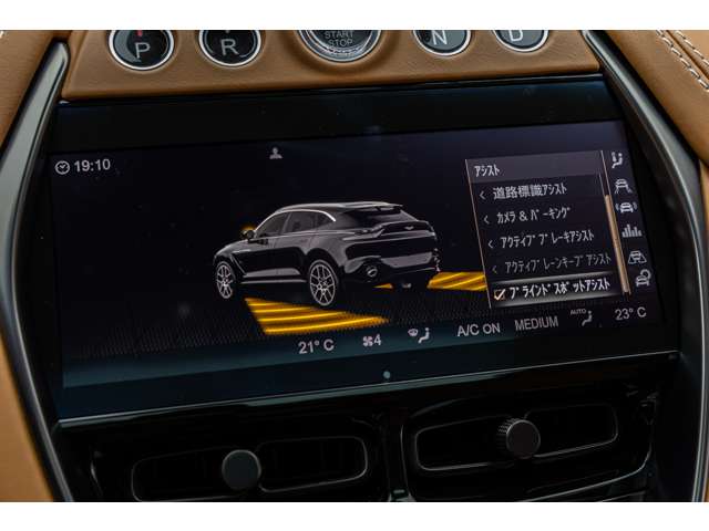 Aston Martin DBX 8