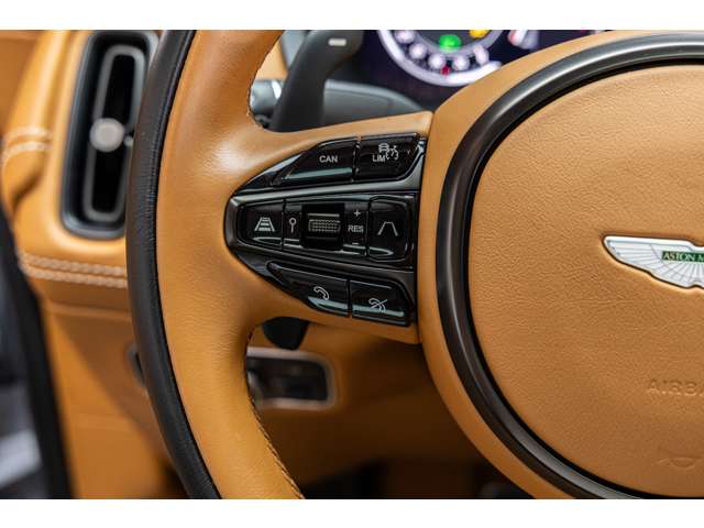 Aston Martin DBX 9