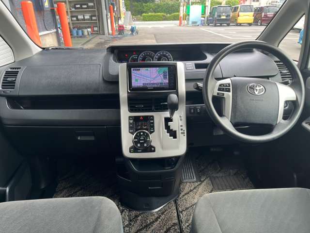 Toyota Noah 11