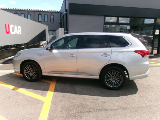 Mitsubishi Outlander PHEV 10