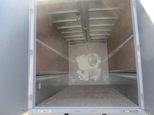 Mitsubishi Fuso Canter 9