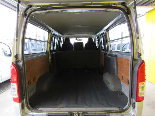 Toyota Hiace Van 9