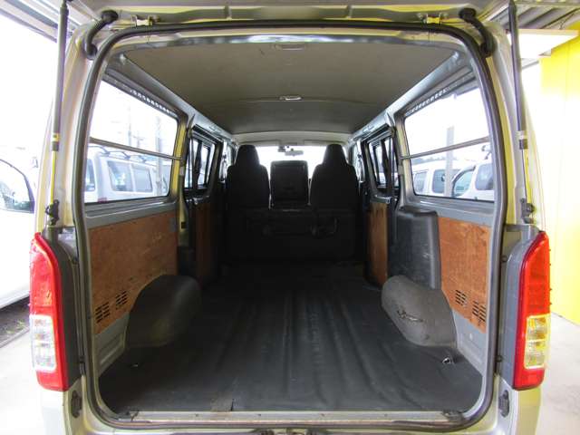 Toyota Hiace Van 10