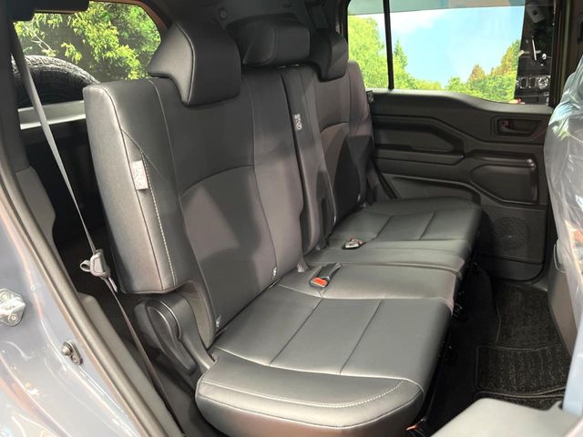 Toyota Land Cruiser FJ 12