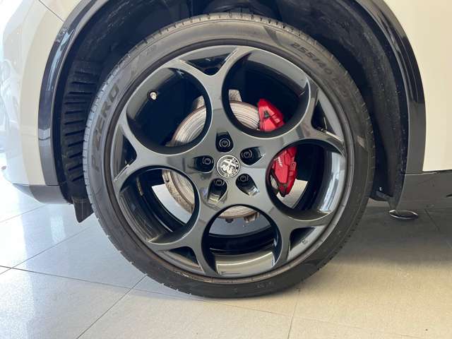 Alfa Romeo Stelvio 12