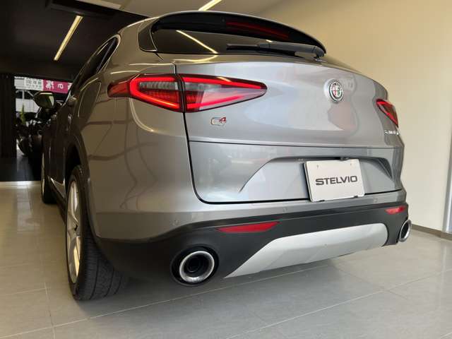 Alfa Romeo Stelvio 12