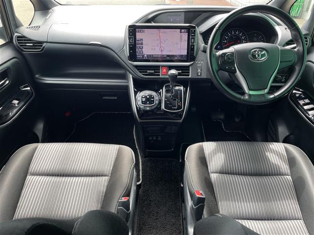 Toyota Voxy 4