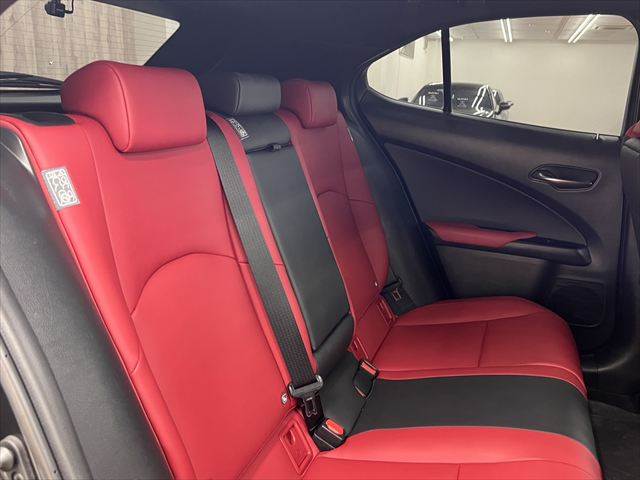 Lexus UX 8
