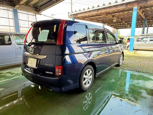 Toyota Isis 12