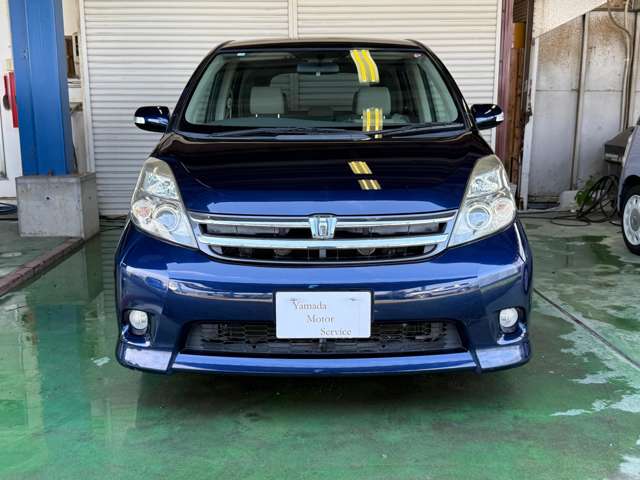Toyota Isis 5