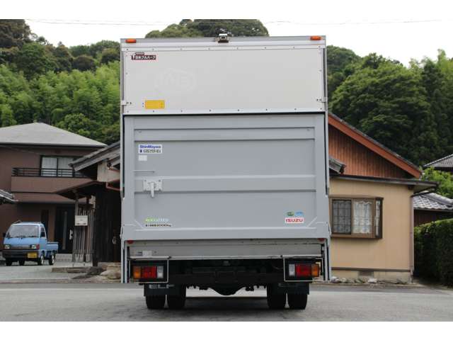 Isuzu Elf 8