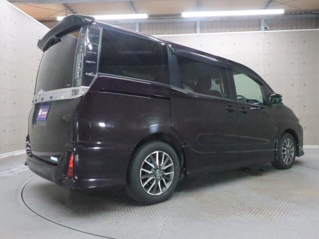 Toyota Voxy 3