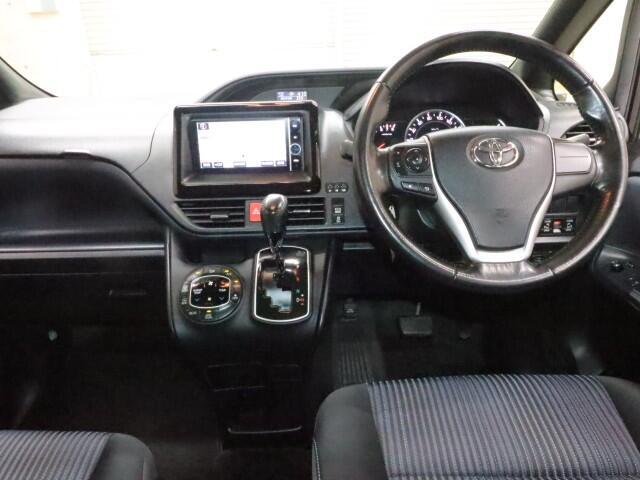 Toyota Voxy 4