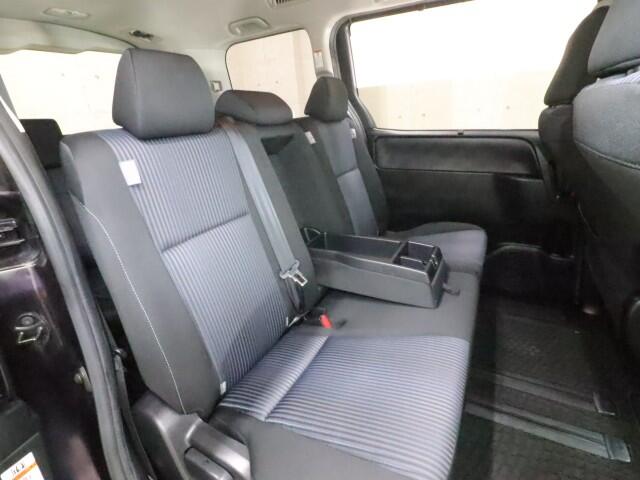 Toyota Voxy 6