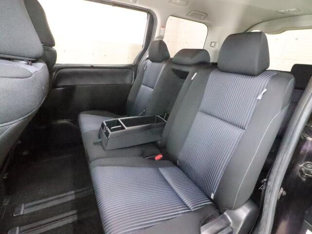 Toyota Voxy 10