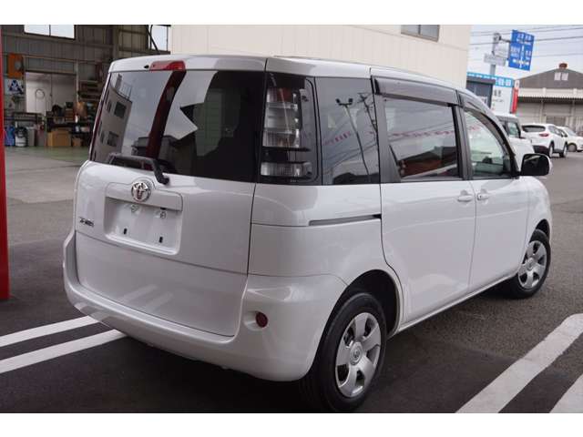 Toyota Sienta 3