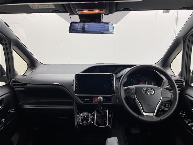 Toyota Noah 4