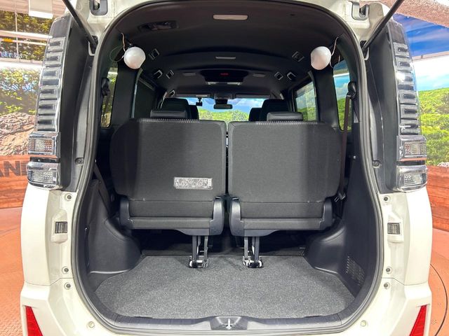 Toyota Voxy 11