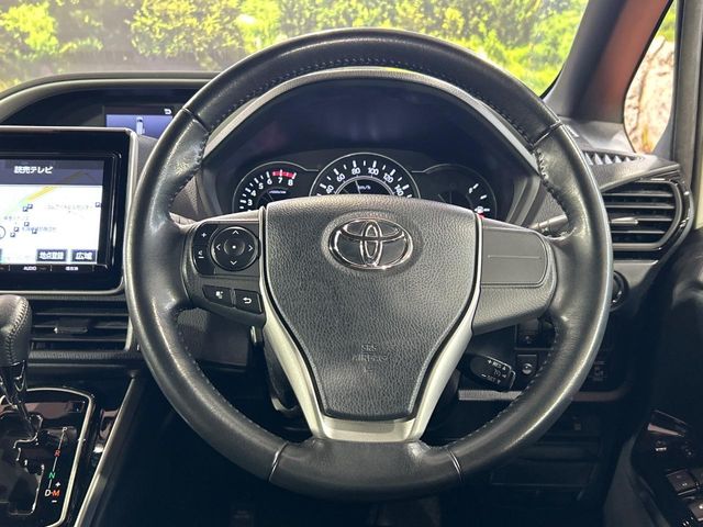 Toyota Voxy 12