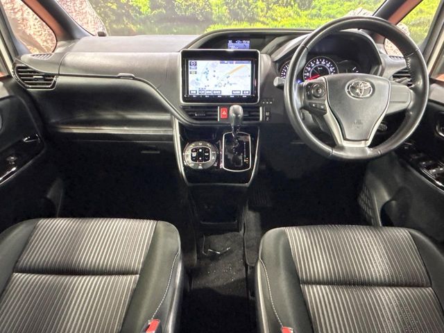 Toyota Voxy 2