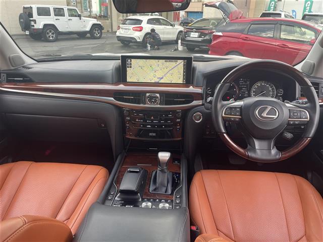 Lexus LX 4