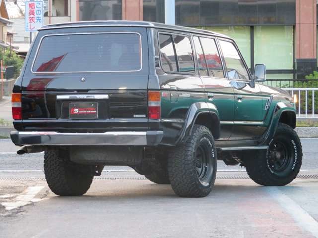 Toyota Land Cruiser 60 2