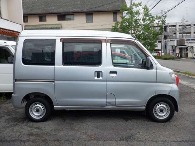 Daihatsu Hijet Cargo 4